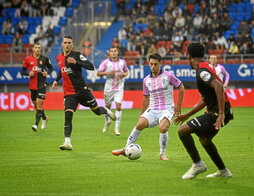 Iván Gil, goleador por segunda jornada consecutiva, controla el balón.