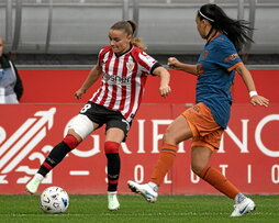 Sara Ortega, de nuevo decisiva, controla el balón ante Camila Sáez.