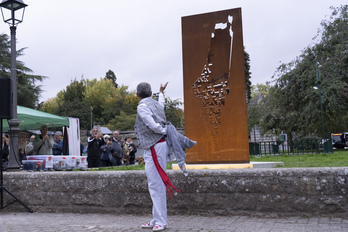 La escultura que denuncia el genocidio en Gaza, en el parque de Antoniutti de Iruñea.