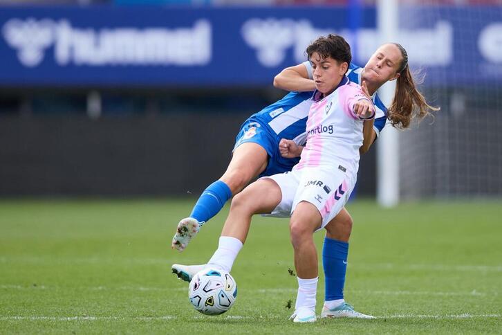 Emma Moreno controla el balón.