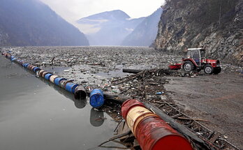 Residuos flotando tras una barrera sobre el río Drina, cerca de la ciudad bosnia de Visegrado, el pasado febrero.