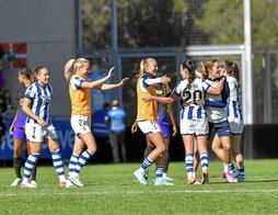 Las jugadoras de la Real se abrazan tras el pitido final.