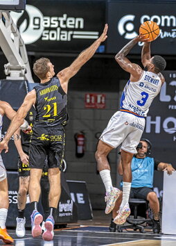 Stewart anotó 11 puntos en el encuentro.