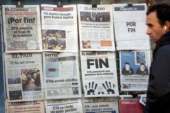 Las portadas de los diarios del 21 de octubre de 2011.
