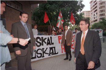 Miguel Sanz 199an, Barañaingo UPNren mitinera heltzean, sakabanaketaren amaiera eskatzen zuen protestaren aurrean.