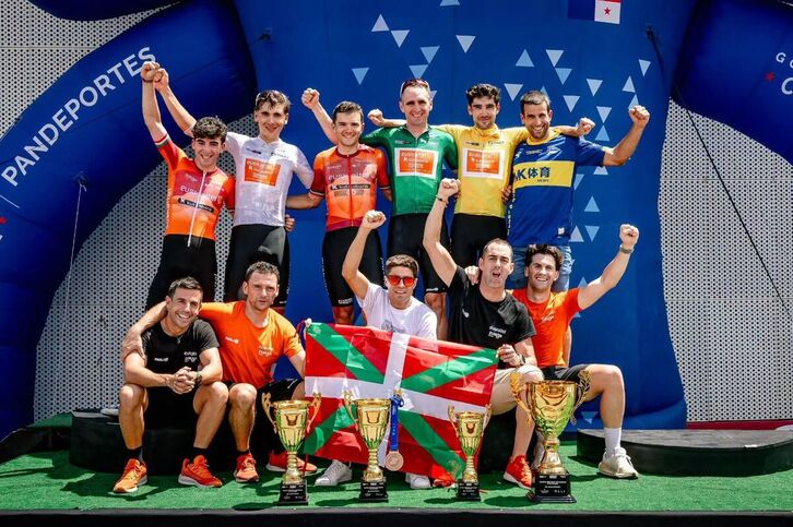 La expedición naranja, con Mikel Landa, tras lograr el objetivo en Panamá.