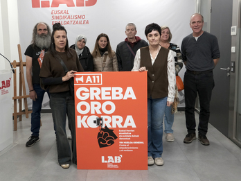 Garbiñe Aranburu y Jaime Iribarren, junto a otros representantes de LAB, este lunes en Iruñea.