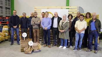 El consejero Aierdi junto a productores y productoras de la marca colectiva Nuez de Navarra / Nafarroako Intxaurra.