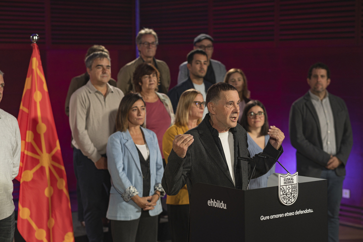 Arnaldo Otegi eta hautagaietako batzuk, aurkezpenean.