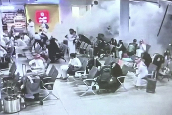 Imágenes de una cámara de seguridad del aeropuerto internacional Abha, en Riad, durante un ataque.