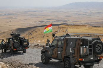 Combatientes peshmerga toman posiciones en el monte Qarachogh en el distrito de Majmur, a unos 60 kilómetros de Erbil, el día de la retirada estadounidense.