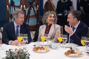 Feijóo y Esteban bromean junto a la vicelehendakari Bengoetxea, en un desayuno en Bilbo en primavera pasada.