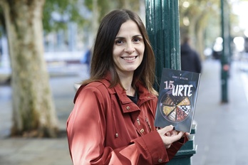 Karmele Mitxelena Donostian, ‘15 urte’ liburua eskuetan. 
