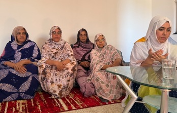 Familiares de presos políticos saharauis de Gdeim Izik, en su reciente comparecencia ante los medios.