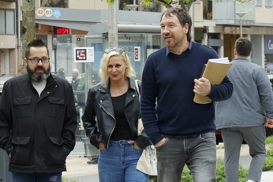Joseba Novoa, amaya Zabarte y su abogado, Iker Sarriegi.