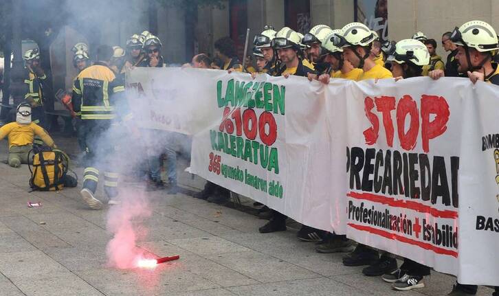 Nafarroako baso-suhiltzaileak protesta egin zuten Nafarroako Foru Diputazioaren aurrean