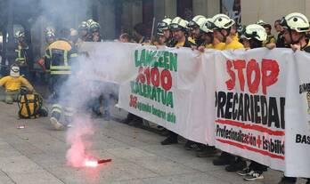 Nafarroako baso-suhiltzaileak protesta egin zuten Nafarroako Foru Diputazioaren aurrean