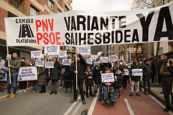 Concentración de todos los grupos municipales de Ermua, en abril de 2023, para reclamar la variante. 