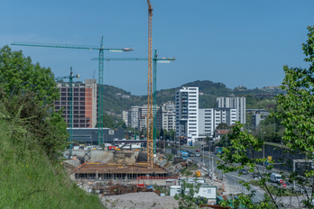 Grúas en la zona de El Infierno en una fase inicial de la construcción.