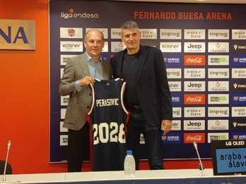 Velimir Perasovic, firmado hasta 2028, posa con Félix Fernández.