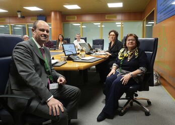 Jon Mirena Landa y Juana Balmaseda en el Parlamento de Gasteiz.