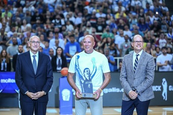 El presidente federativo heleno Vangelis Liolios, el primer por la izquierda en un homenaje al gran Nikos Gallis.