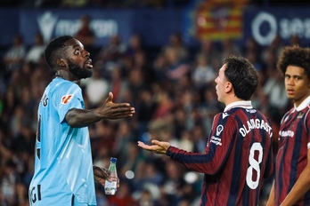 Iñaki Williams, explicando la acción del penalti a Olasagasti.