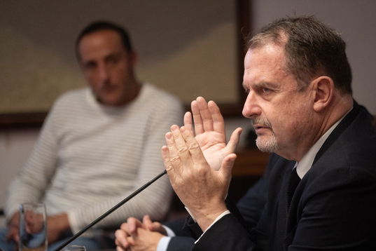 Cazaubon, reelegido al frente de la FIPV, en una comparecencia en el Parlamento navarro junto a Juan Martínez de Irujo.