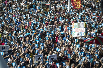 Una multitud arropa en Baiona el acto de desarme de ETA, en abril de 2017.