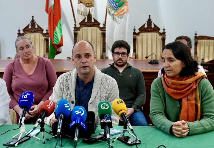 El alcalde, Igor Enparan, en la rueda de prensa en la que han explicado la querella.