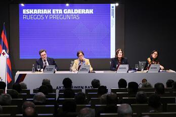 Junta General de accionistas del Eibar, presidida por Amaia Gorostiza, con Jon Ander Ulazia a su lado.
