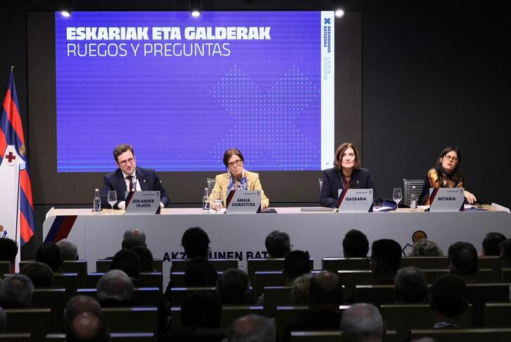 Junta General de accionistas del Eibar, presidida por Amaia Gorostiza, con Jon Ander Ulazia a su lado.