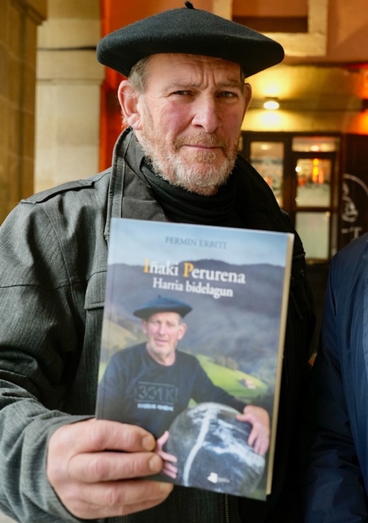 Iñaki Perurena, argitaratu zioten biografiarekin. 