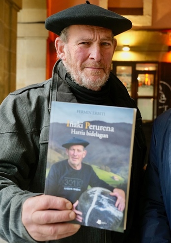 Iñaki Perurena, argitaratu zioten biografiarekin. 