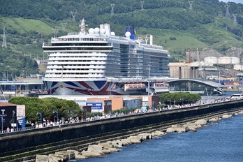 Uno de los cruceros que han arribado este verano al muelle de Arriluze, en Getxo.