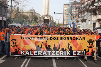 Manifestación de trabajadores de Tubos Reunidos por las calles de Bilbo.