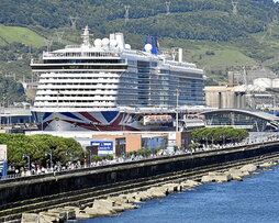 Crucero fondeado en Arriluze.