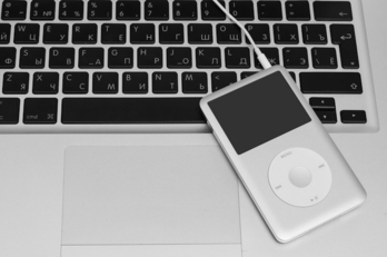 Irudian, i-Pod bat. Iraultza handia ekarri zuen.