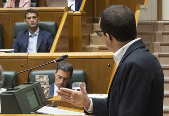 Pello Otxandiano se dirige al lehendakari en un pleno del Parlamento.
