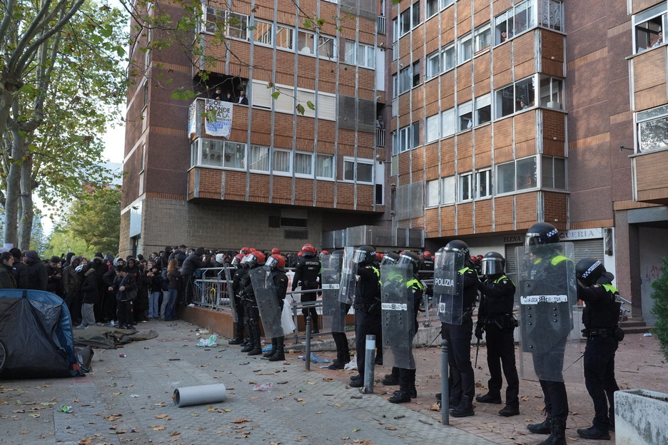 Ertzaintza y Policía Local han fijado un cordón frente a la vivienda. Ertzaintza y Policía Local han fijado un cordón frente a la vivienda.