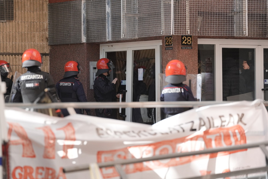 La Ertzaintza ha accedido al portal hacia las 12:00. La Ertzaintza ha accedido al portal hacia las 12:00.