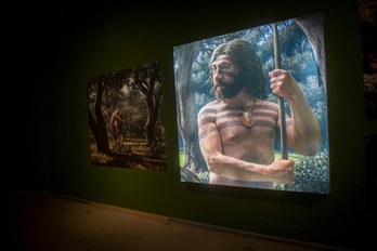 Dos de las obras que Mauricio Antón exhibe en el Museo San Telmo de Donostia.