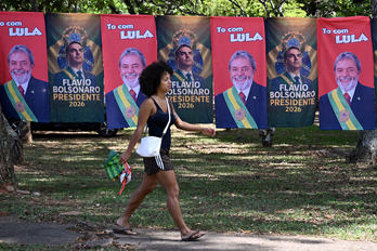 Carteles electorales de los candidatos presidenciales Luiz Inacio Lula da Silva y Flavio Bolsonaro a la venta en una calle de Brasilia el pasado jueves, día 22.