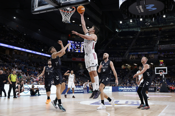 La defensa de Bilbao Basket hizo aguas en Madrid.
