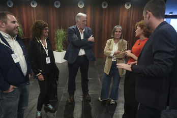 Asiron y otros representantes de EH Bildu y participantes, al inicio de la jornada.