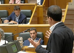 El portavoz de EH Bildu, Pello Otxandiano, se dirige al lehendakari, Imanol Pradales, en un pleno anterior.