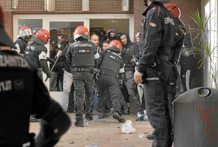 La Ertzaintza cargó con violencia contra los concentrados.