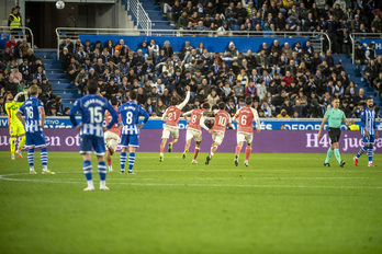 Los jugadores del Málaga celebran el gol de Niño ante unos abatidos babazorros.