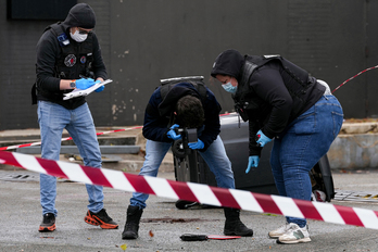 Investigadores, en uno de los lugares del tiroteo.