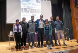 En la otra página, un momento de la jornada. Arriba, foto de familia de los participantes y organizadoras de la jornada feminista.